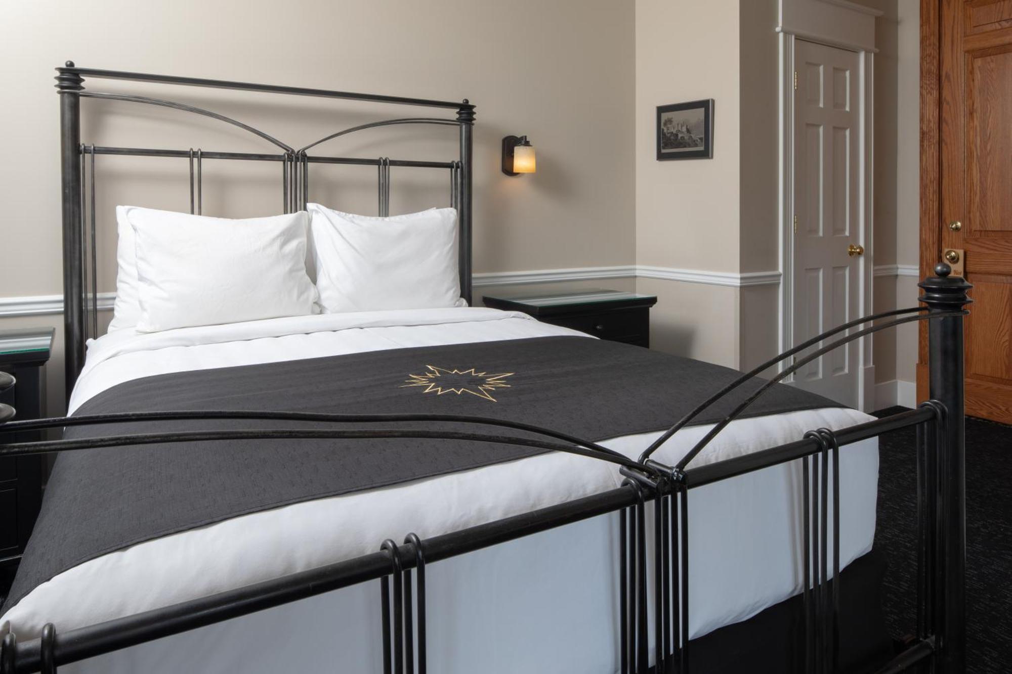 Inn At Black Star Farms Suttons Bay Zimmer foto